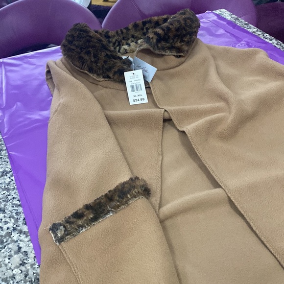 Quilted Leopard vest like cape - Picture 3 of 8